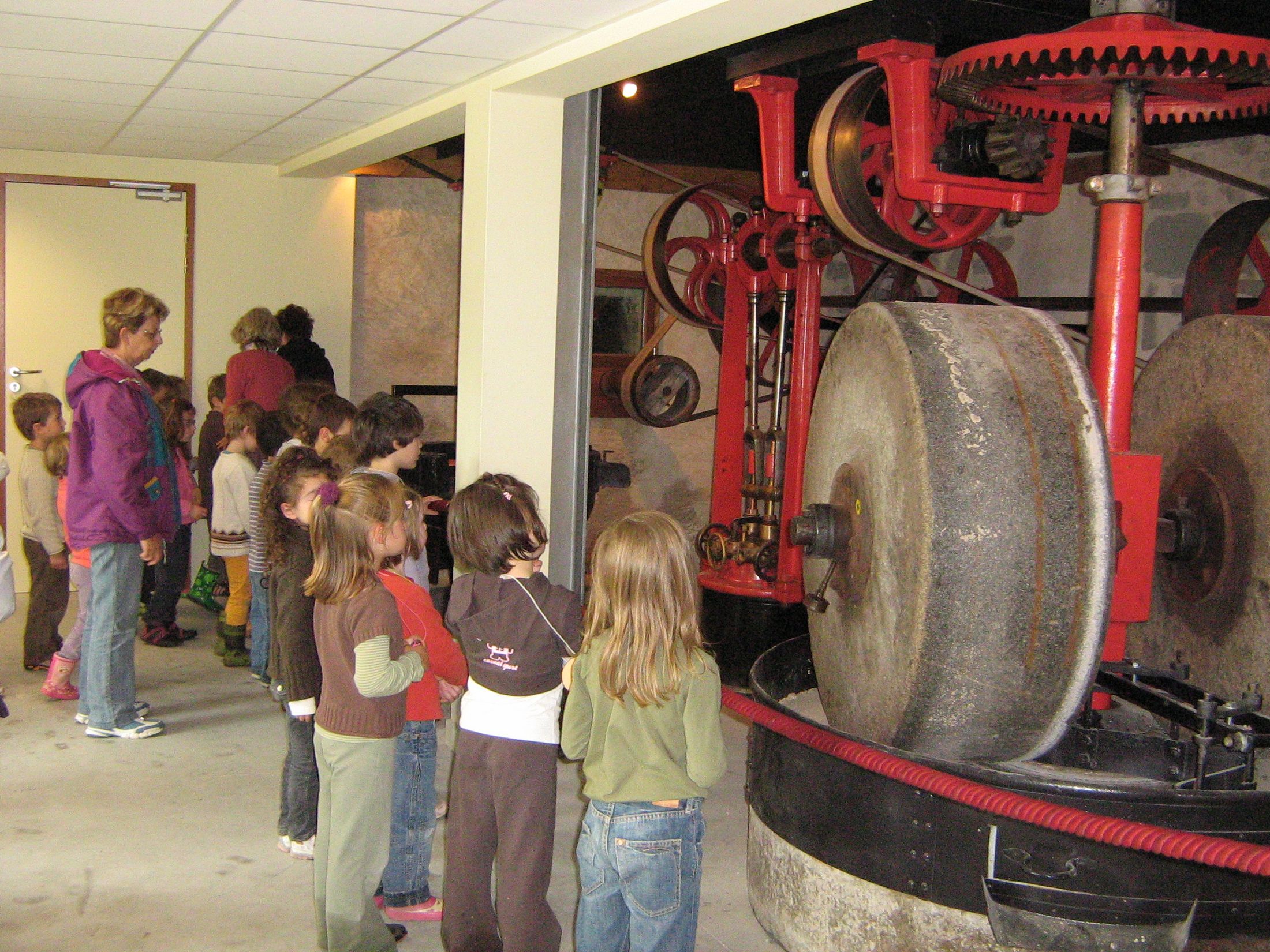 des enfants dans la salle des machines de l'ancien moulin à huile