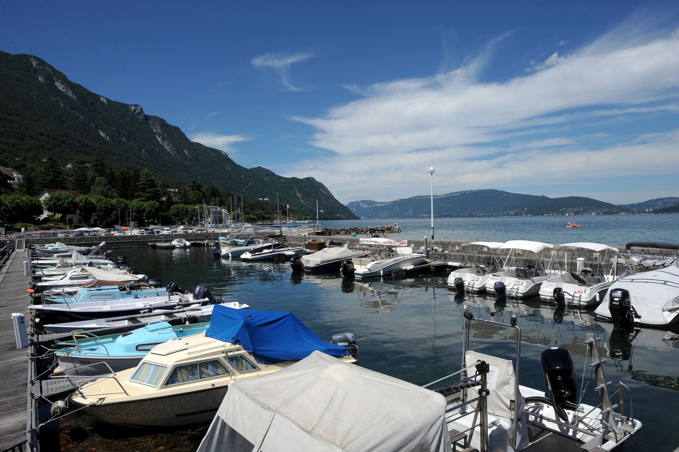Plage et port du Bourget du Lac.