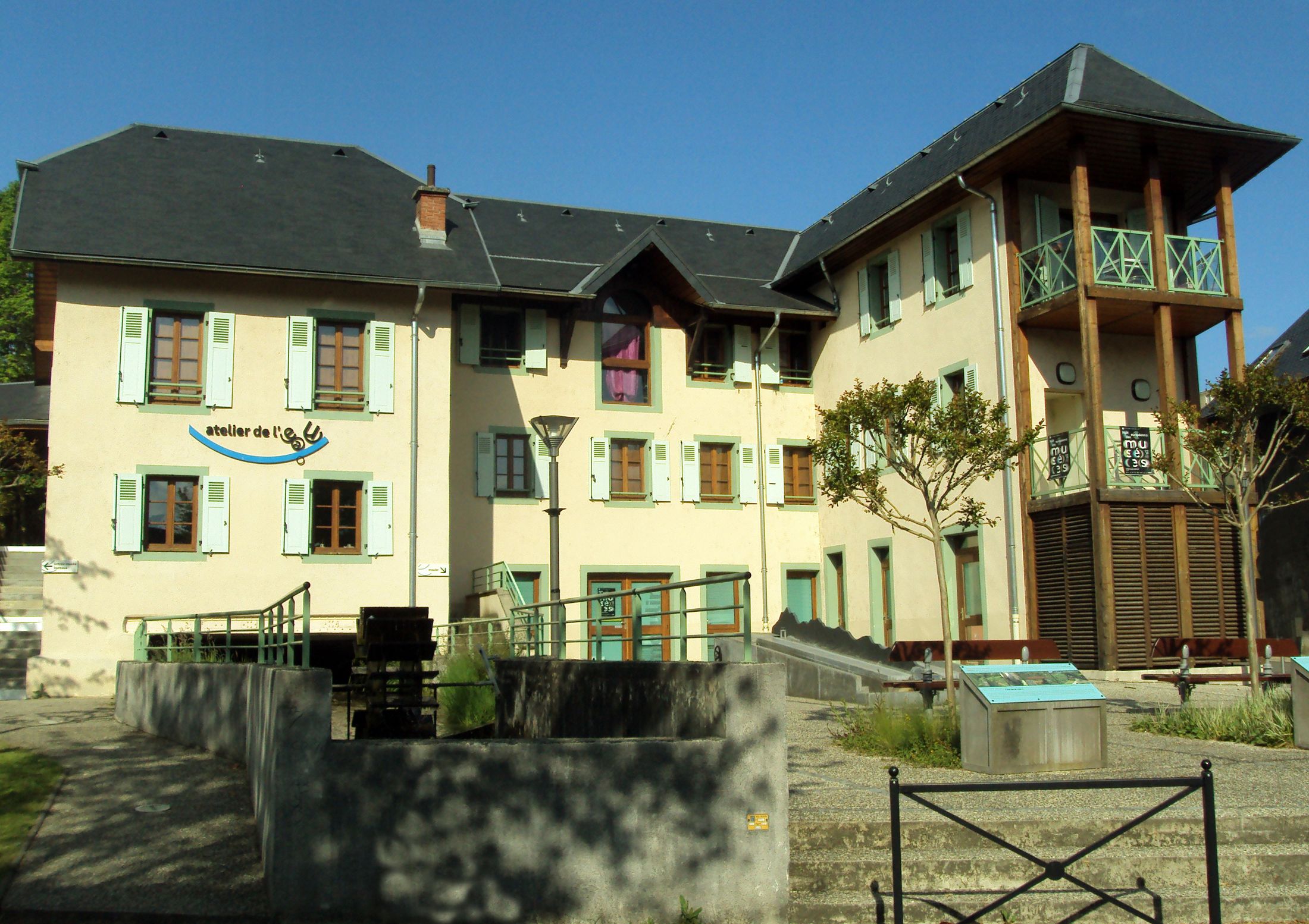 une grande maison vue de l'extérieur