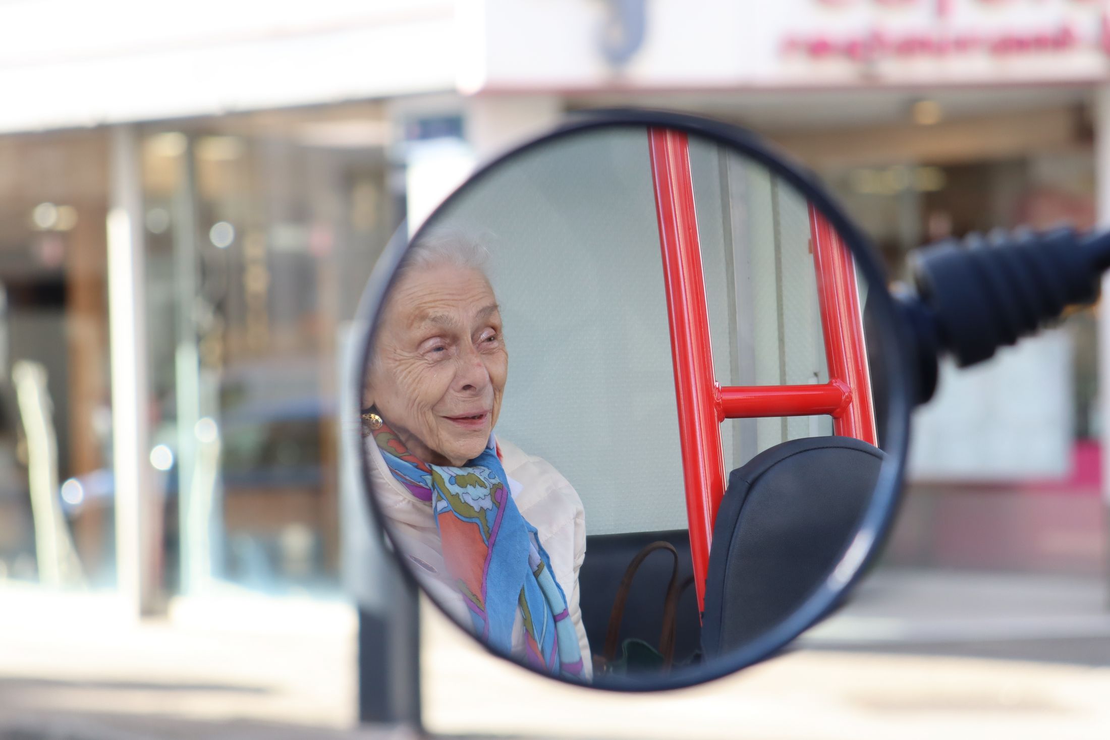 Une senior qui emprunte le Vélobulle de Synchro mobilités dans l'hyper-centre de Chambéry 