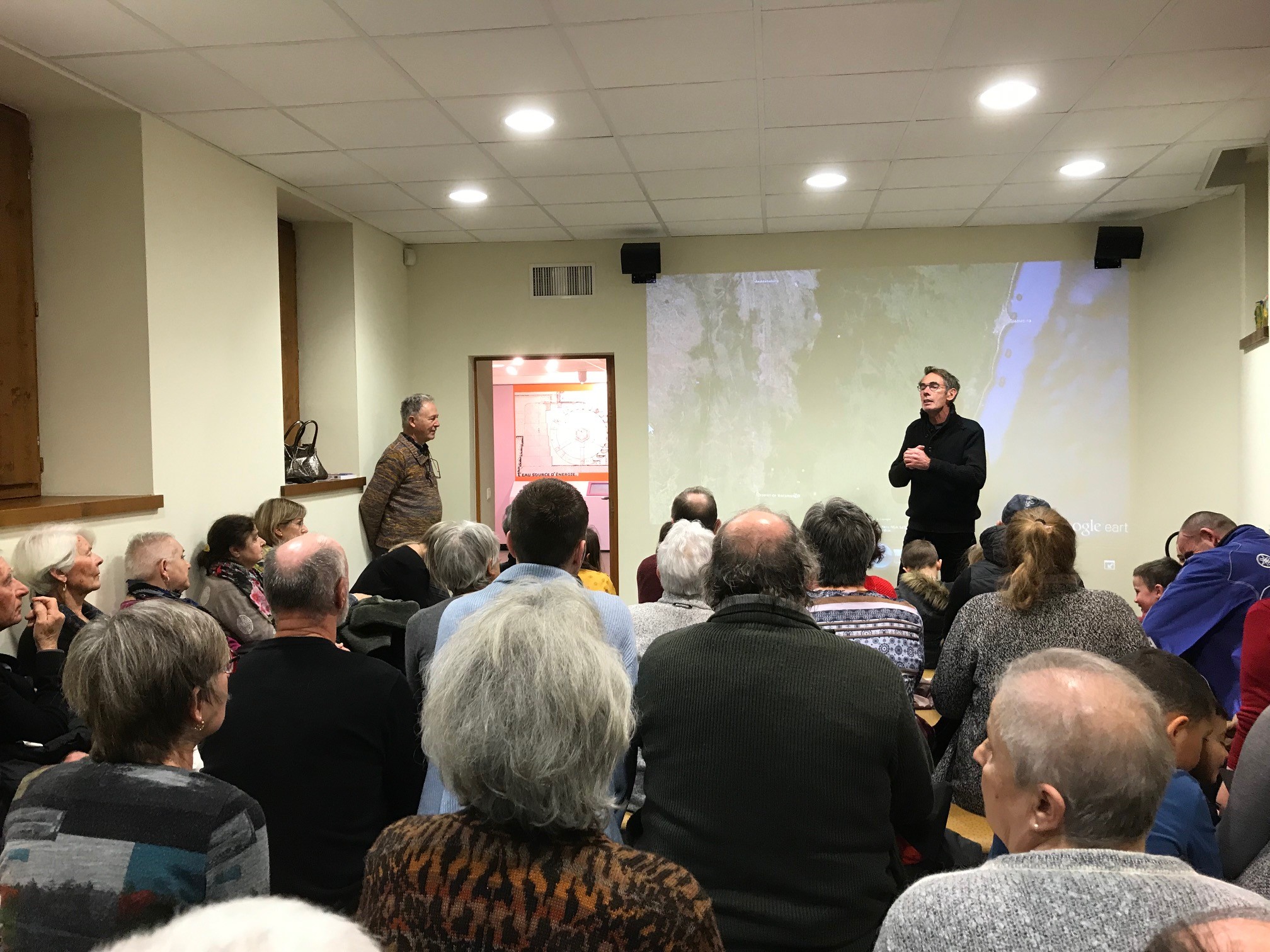 des personnes dans la salle de vidéo en train de regarder un film