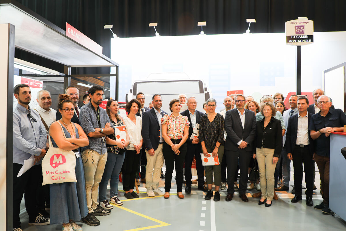 Signature des conventions Plan de Mobilité employeurs 2025-2030, lors de l'inauguration du stand de Grand Chambéry sur la Foire de Savoie 2025. Une trenataine d'entreprises signataires